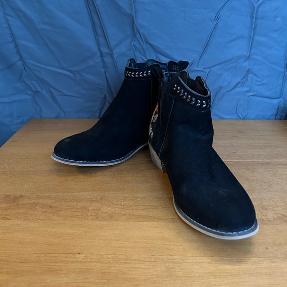 Tiara Chelsea Boots - Picture 3 of 7